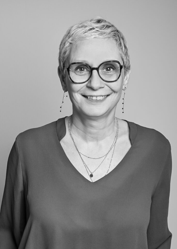 Portrait noir et blanc de Cécile Eynard, consultante et formatrice en stratégie digitale et entrepreneuriale